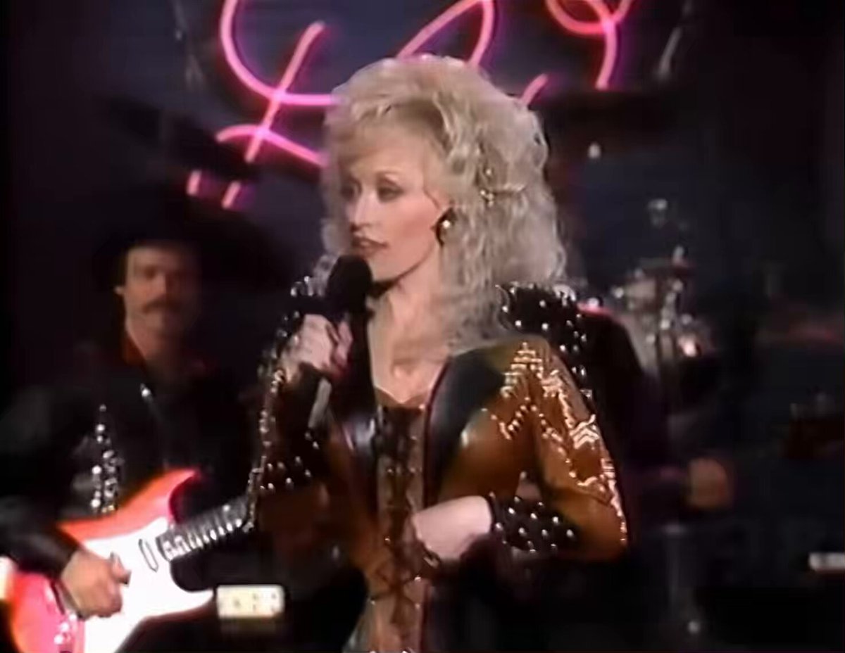 Dolly Parton performing Jolene.